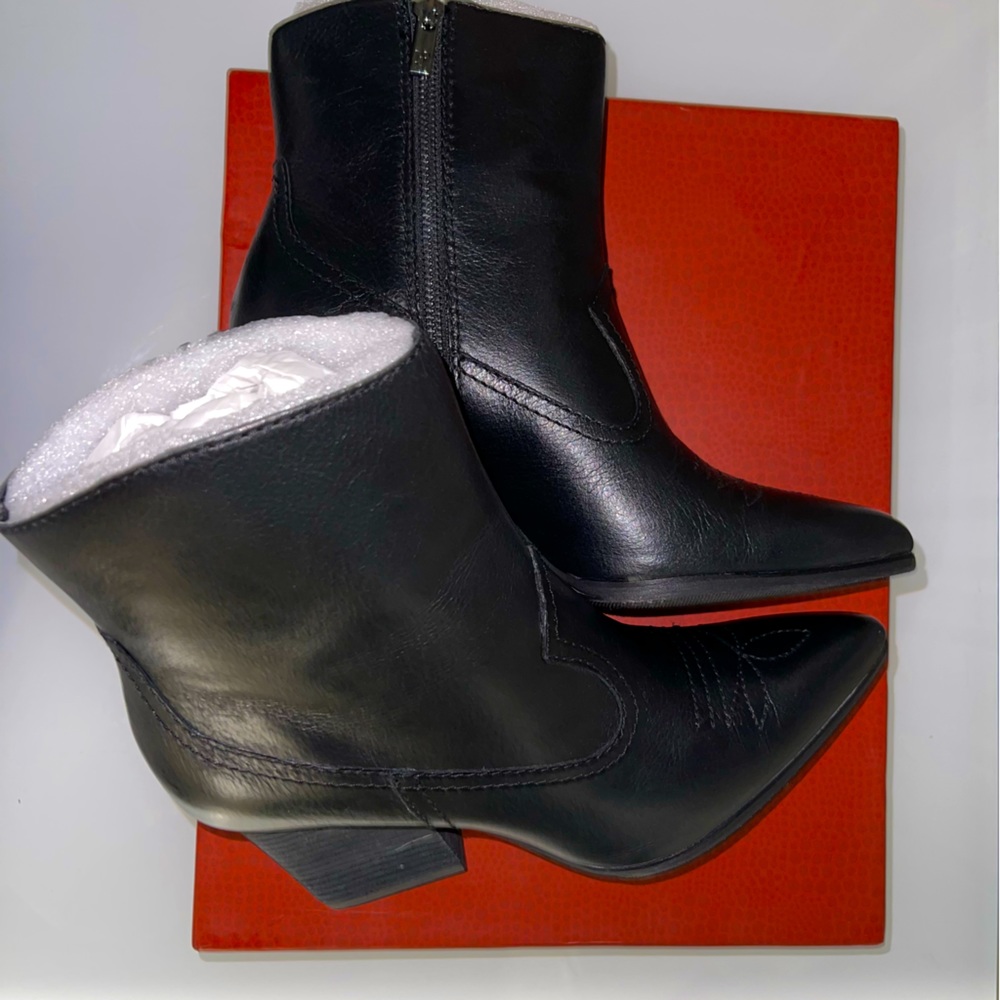 $270 Retail 🤯 Donald Pliner NEW with box - Black Leather Boots 9